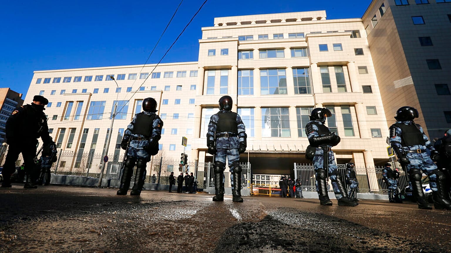 ضباط شرطة يقفون للحراسة خلال جلسة استماع إلى طلب من مصلحة السجون الروسية موسكو، روسيا، الثلاثاء، 2 فبراير/شباط 2021. 