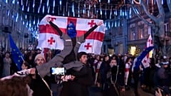 Άνθρωποι διαδηλώνουν στην Τιφλίδα της Γεωργίας ζητώντας πολιτικές αλλαγές, 25/12/2024.