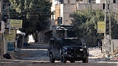 Filistinli güvenlik güçleri araçları, İsrail işgali altındaki Batı Şeria'daki Cenin mülteci kampındaki militanlara yönelik saldırılar sırasında görüldü.