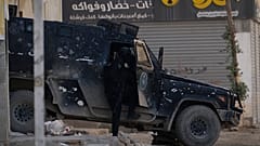 مركبات الأمن الفلسطينية المدرعة على الطريق أثناء شن القوات الفلسطينية غارة كبيرة ضد المسلحين في مخيم جنين للاجئين بالضفة الغربية التي تحتلها إسرائيل، الاثنين 23 ديسمبر 2024.