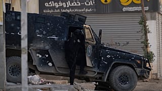 مركبات الأمن الفلسطينية المدرعة على الطريق أثناء شن القوات الفلسطينية غارة كبيرة ضد المسلحين في مخيم جنين للاجئين بالضفة الغربية التي تحتلها إسرائيل، الاثنين 23 ديسمبر 2024.