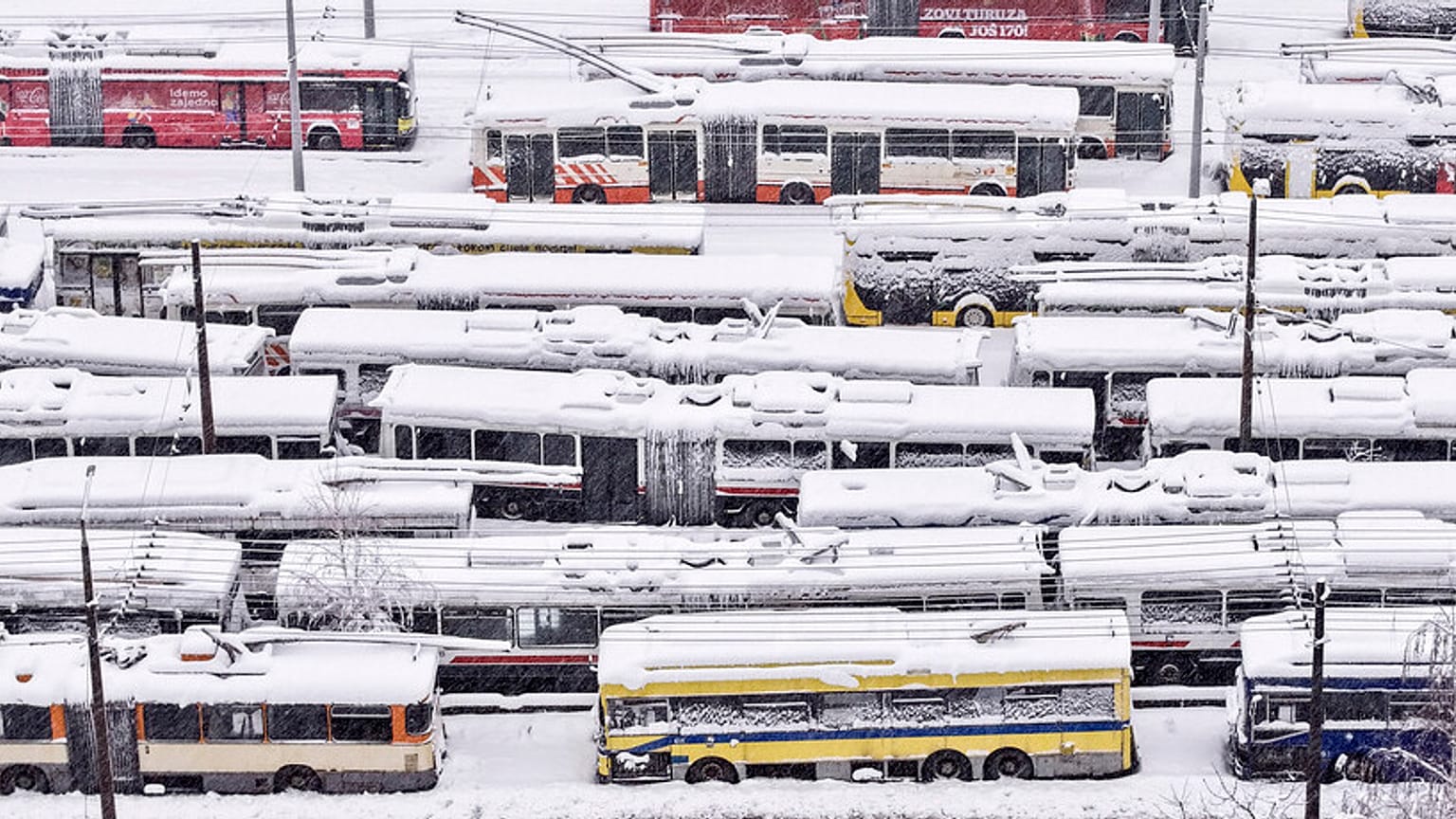 Tróleis parados durante uma forte queda de neve em Sarajevo, Bósnia, terça-feira, 24 de dezembro de 2024