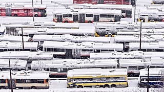 Vista aérea de trolebuses aparcados durante una fuerte nevada en Sarajevo, Bosnia, martes 24 de diciembre de 2024.
