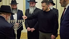 الرئيس الأوكراني فولوديمير زيلينسكي يحتفل بأول ليلة من ليالي عيد حانوكا اليهودي بإضاءة الشمعة الأولى في كييف، أوكرانيا، الخميس، 7 ديسمبر/كانون الأول 2023.