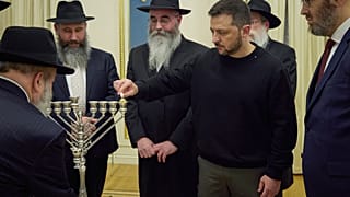 الرئيس الأوكراني فولوديمير زيلينسكي يحتفل بأول ليلة من ليالي عيد حانوكا اليهودي بإضاءة الشمعة الأولى في كييف، أوكرانيا، الخميس، 7 ديسمبر/كانون الأول 2023.