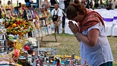 A 2004-es indiai-óceáni szökőár egyik áldozatának rokona emlékezik a Ban Nam Khem-i cunami-emlékparkban - Phang Nga tartomány, Dél-Thaiföld, 2024. december 26.