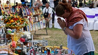 A 2004-es indiai-óceáni szökőár egyik áldozatának rokona emlékezik a Ban Nam Khem-i cunami-emlékparkban - Phang Nga tartomány, Dél-Thaiföld, 2024. december 26.