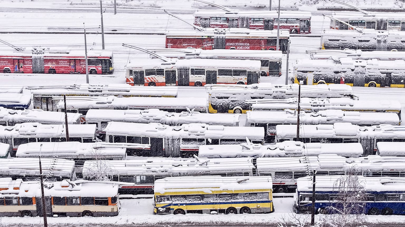Widok z lotu ptaka na zaparkowane trolejbusy podczas intensywnych opadów śniegu w Sarajewie, Bośnia, 24.122024 r. (AP Photo/Armin Durgut)