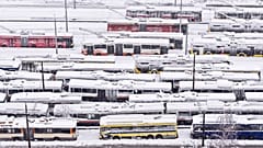 Widok z lotu ptaka na zaparkowane trolejbusy podczas intensywnych opadów śniegu w Sarajewie, Bośnia, 24.122024 r. (AP Photo/Armin Durgut)