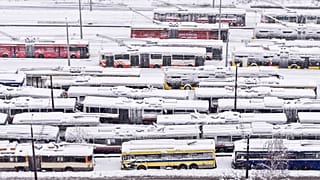 Widok z lotu ptaka na zaparkowane trolejbusy podczas intensywnych opadów śniegu w Sarajewie, Bośnia, 24.122024 r. (AP Photo/Armin Durgut)