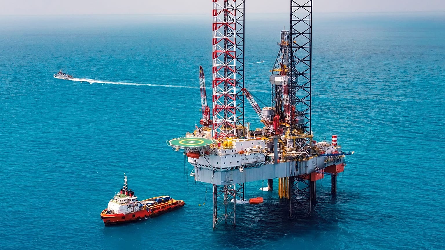 Uma plataforma de perfuração de petróleo offshore no meio do oceano