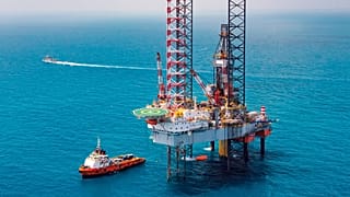 Una plataforma petrolífera en medio del océano