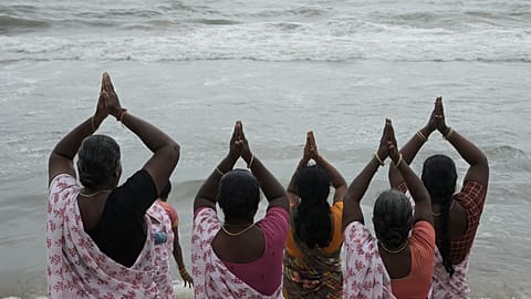 Hintliler, 26.12.2024 tarihinde Hindistan'ın Chennai kentindeki Marina Plajı'nda, 20. yıldönümünde 2004 tsunamisi kurbanlarını anıyor.