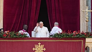 Papa Francis, Aziz Petrus Bazilikası'nın ana balkonundan Urbi et Orbi (Latince 'şehre ve dünyaya' anlamına gelir) Noel günü kutsamasını yapmadan önce el sallıyor 