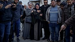 فلسطينيون يتفاعلون بجانب جثث أقاربهم الذين قُتلوا في القصف الإسرائيلي على قطاع غزة في مستشفى الأقصى في دير البلح، الأربعاء، 25 ديسمبر 2024