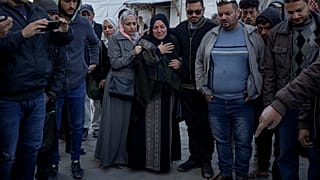 فلسطينيون يتفاعلون بجانب جثث أقاربهم الذين قُتلوا في القصف الإسرائيلي على قطاع غزة في مستشفى الأقصى في دير البلح، الأربعاء، 25 ديسمبر 2024