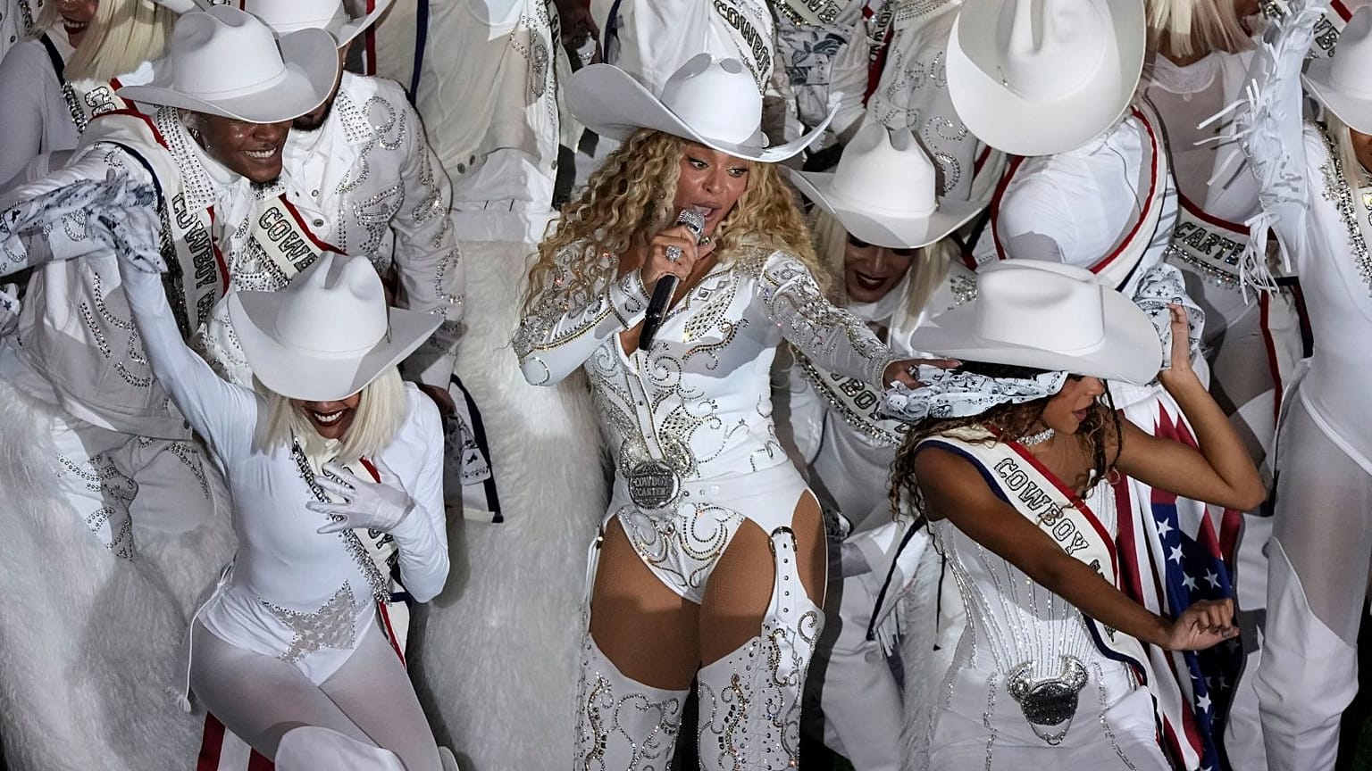 Beyoncé triunfa con su actuación en el partido de Navidad de la NFL y anuncia algo para enero de 2025