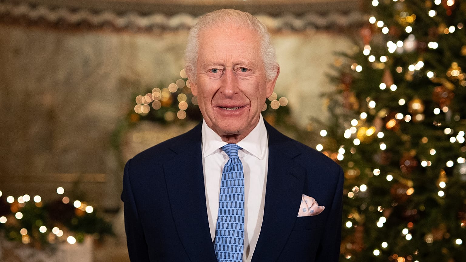İngiltere Kralı Charles III, İngiltere'nin başkenti Londra'daki Fitzrovia Şapeli'nde Noel mesajının kaydı sırasında konuşuyor.