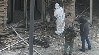 Ερευνητές εργάζονται κοντά σε ένα σκούτερ στο σημείο όπου σκοτώθηκαν ο υποστράτηγος Igor Kirillov και ο βοηθός του Ilya Polikarpov, 17 Δεκεμβρίου 2024.
