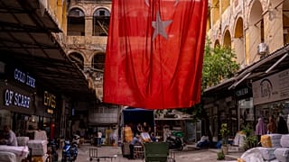 Εργάτες ανεβάζουν εμπορεύματα σε φορτηγό σε μια αγορά του δρόμου στην εμπορική περιοχή Eminonu της Κωνσταντινούπολης τον Μάιο