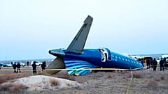 Une partie de l'Embraer 190 d'Azerbaijan Airlines repose au sol près de l'aéroport d'Aktau, Kazakhstan, 26 décembre 2024