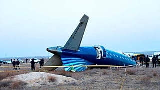 Azerbaycan Havayolları'na ait Embraer 190'ın bir parçası Kazakistan'ın Aktau kenti havaalanı yakınlarında yerde yatıyor, 26 Aralık 2024
