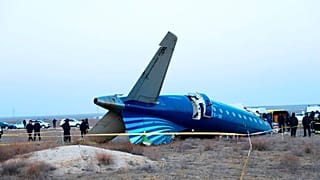 Kazakistan'ın Aktau kentinde düşen Azerbaycan Havayolları'na ait yolcu uçağının dış cepheden görünümü, 26 Aralık 2024