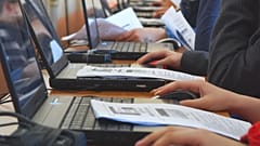Les élèves travaillent sur des ordinateurs en classe.