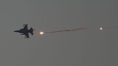 Un avion de chasse israélien lance des fusées éclairantes alors qu'il survole la bande de Gaza, vue depuis le sud d'Israël, le 16 janvier 2024.