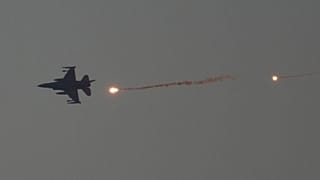Ein israelischer Kampfjet überfliegt den Gazastreifen mit Leuchtraketen, gesehen vom Süden Israels aus, 16. Januar 2024
