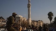 Suriye'de Heyet Tahrir Şam'a bağlı bir militan Humus'ta görülüyor, 26 Aralık 2024