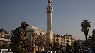 Suriye'de Heyet Tahrir Şam'a bağlı bir militan Humus'ta görülüyor, 26 Aralık 2024