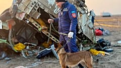 Rettungskräfte arbeiten am Wrack der Embraer 190 von Azerbaijan Airlines
