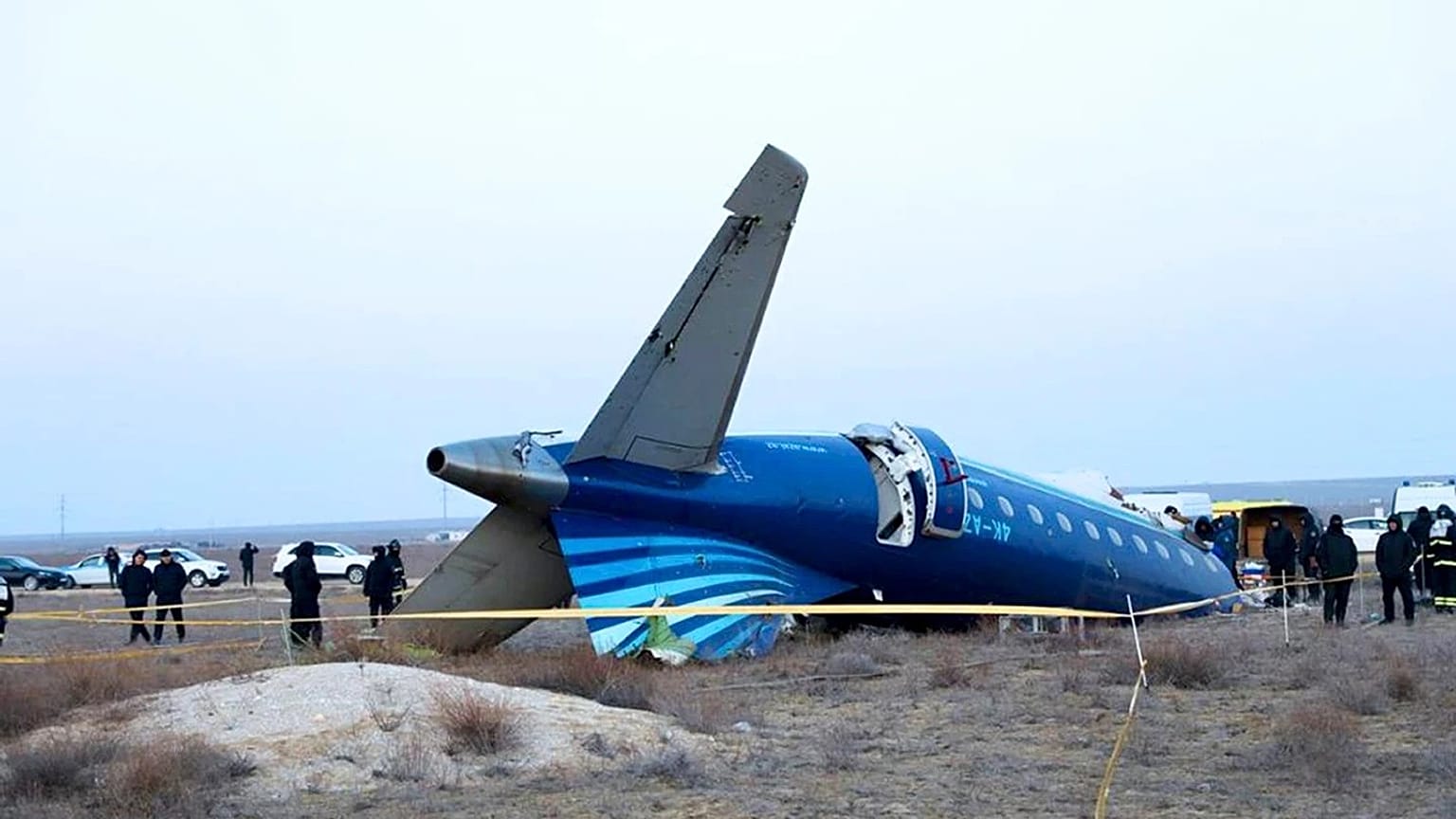 Kazakistan'a düşen Embraer 190 model Azerbaycan uçağının enkazı