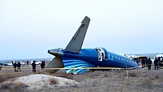 Kazakistan'a düşen Embraer 190 model Azerbaycan uçağının enkazı