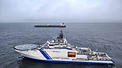 Το πετρελαιοφόρο Eagle S και ένα πλοίο της φινλανδικής συνοριοφυλακής στη θάλασσα έξω από το Porkkalanniemi, 26 Δεκεμβρίου 2024