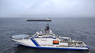Der Öltanker Eagle S und ein Schiff des finnischen Grenzschutzes auf See vor Porkkalanniemi, 26. Dezember 2024