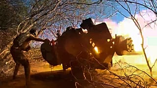 Um soldado russo dispara uma arma contra uma posição ucraniana em Kursk, a 17 de outubro de 2024 