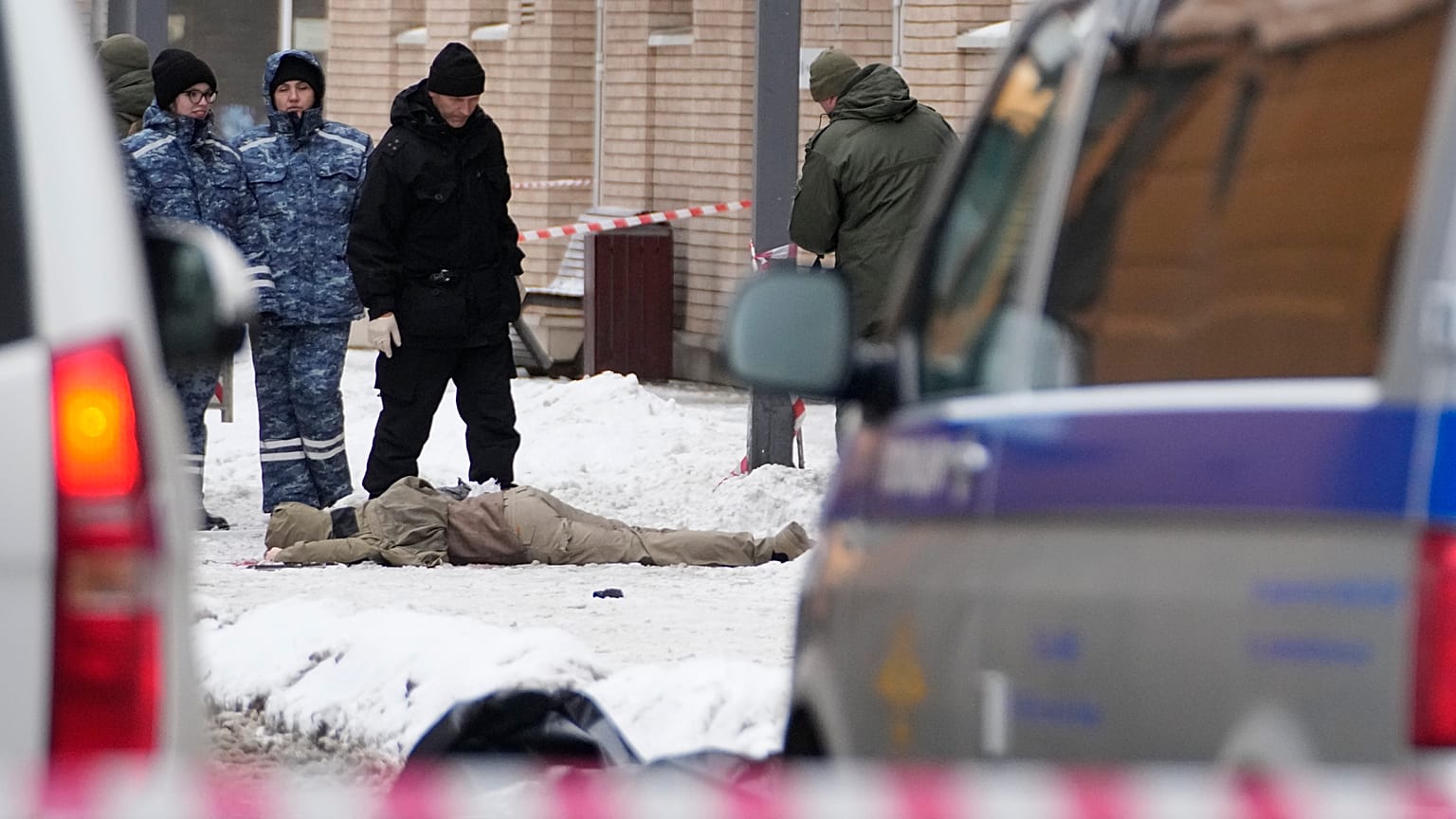 Investigadores trabalham no local onde Igor Kirillov foi morto por uma bomba escondida numa trotinete à porta do seu prédio de apartamentos em Moscovo, 17 de dezembro de 2024