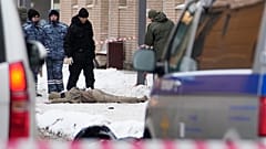 Investigadores trabalham no local onde Igor Kirillov foi morto por uma bomba escondida numa trotinete à porta do seu prédio de apartamentos em Moscovo, 17 de dezembro de 2024