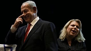 Benjamin Netanjahu izraeli miniszterelnök és felesége, Sara egy választási kampánygyűlésen Migdal Haemekben, 2022. október 23-án.