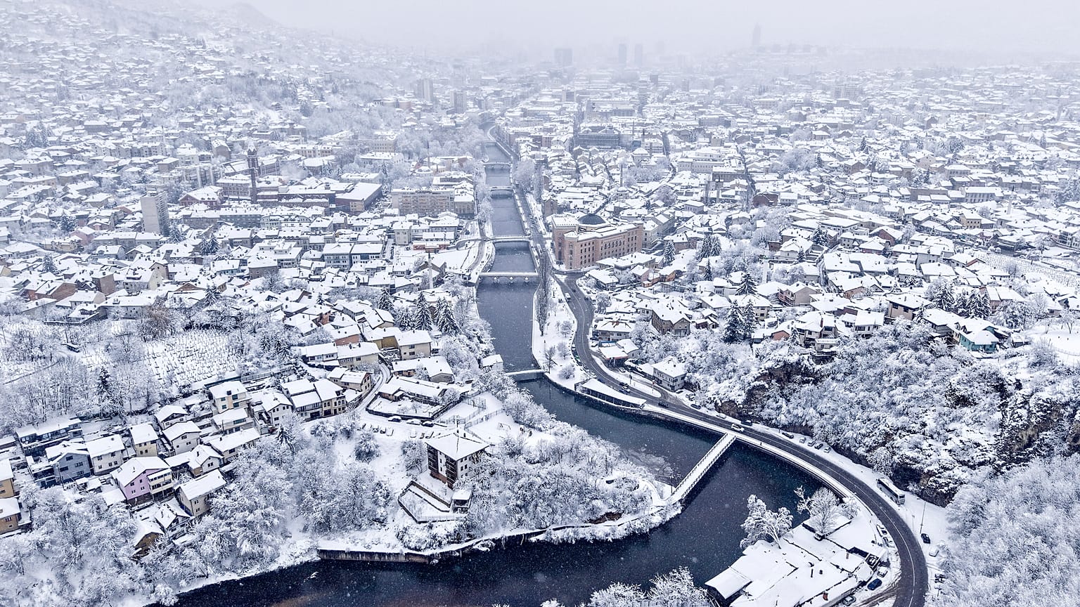 Vista aérea da parte antiga de Sarajevo após uma forte queda de neve, 24 de dezembro de 2024