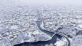 Una veduta aerea della parte vecchia di Sarajevo dopo una forte nevicata, 24 dicembre 2024