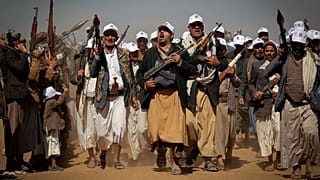 مسيرة لمقاتلين حوثيين في صنعاء دعما للفلسطينيين في قطاع غزة وضد الضربات الغربية على اليمن 22/01/2024