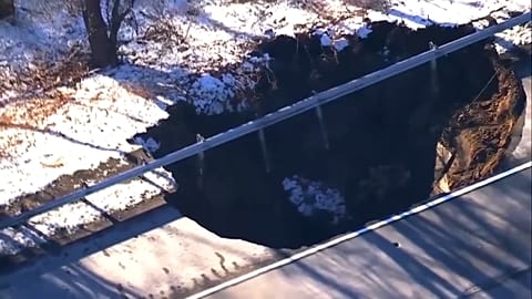 La doline a été découverte jeudi matin près de Wharton, à environ 64 kilomètres à l'ouest de New York.