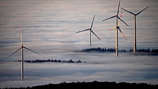 Turbiny wiatrowe otoczone mgłą w regionie Taunus w pobliżu Frankfurtu w Niemczech, 10.11.2024