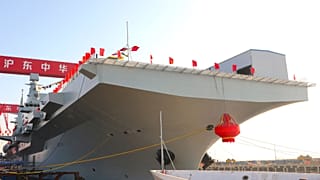 Σε αυτή τη φωτογραφία που δημοσιεύει το πρακτορείο ειδήσεων Xinhua, το πρώτο αμφίβιο πλοίο τύπου 076 νέας γενιάς της Κίνας, το Sichuan, φαίνεται στη Σαγκάη, 27 Δεκεμβρίου 2024.