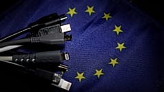 Οι κανόνες εγκρίθηκαν το 2022 από το Ευρωπαϊκό Κοινοβούλιο και τα κράτη μέλη της ΕΕ. 
