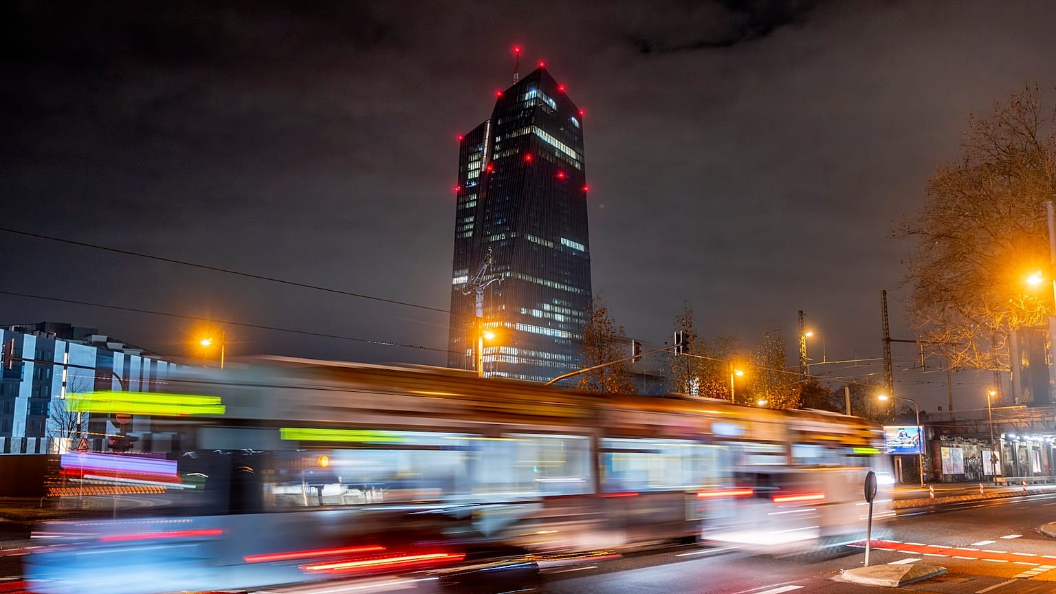 Almanya'nın Frankfurt kentindeki Avrupa Merkez Bankası'nın önünden bir tramvay geçiyor