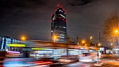Almanya'nın Frankfurt kentindeki Avrupa Merkez Bankası'nın önünden bir tramvay geçiyor